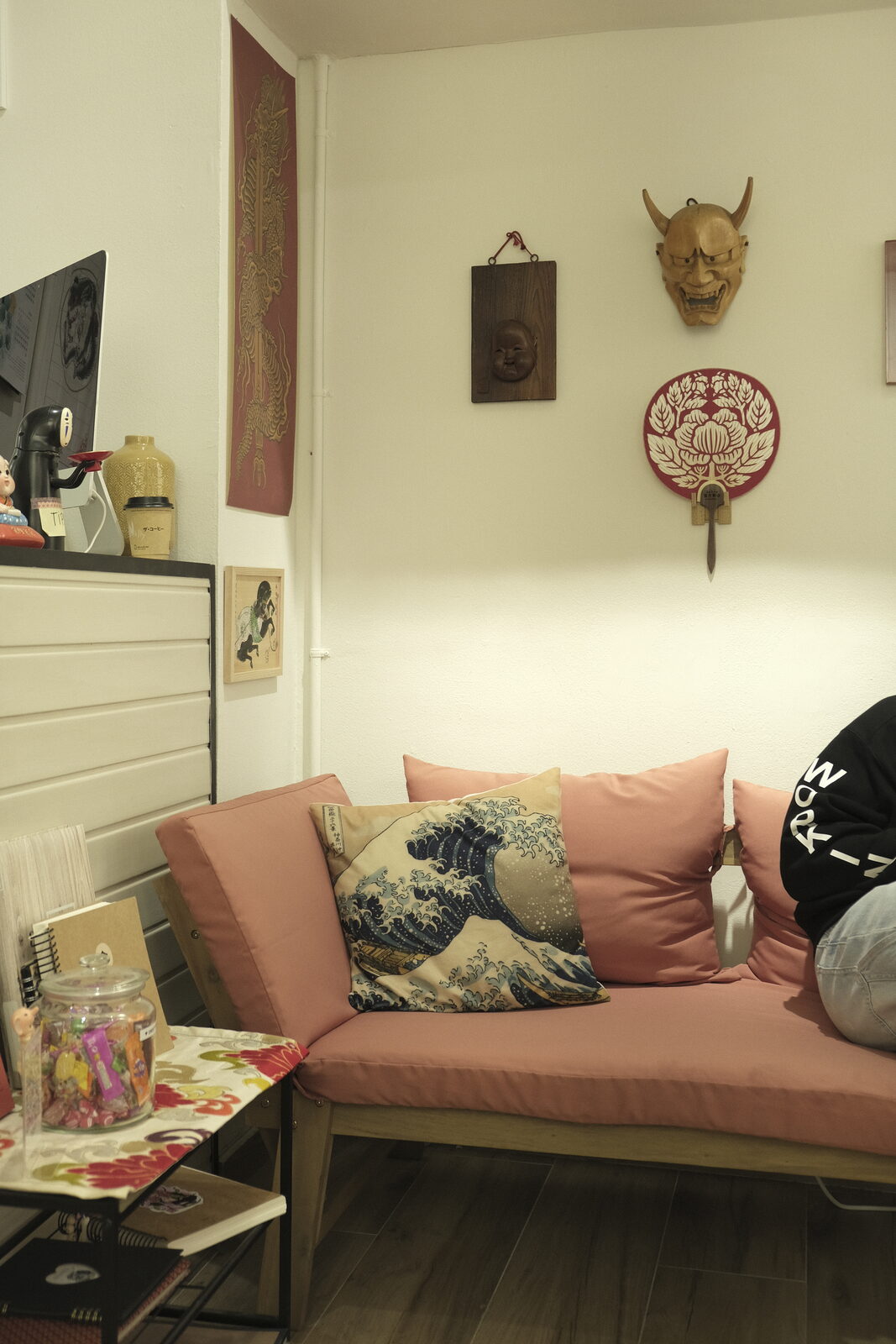 Zona de espera de Minka Tattoo con sofá rosa y decoración japonesa